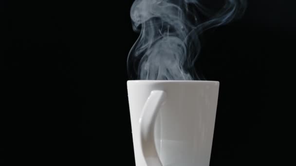 Tasse Mit Heißem Raucherkaffee Auf Schwarzem Hintergrund — Stockvideo