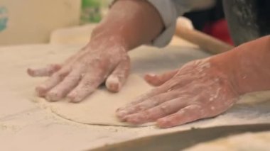 Şef Pasta İçin Öksürük Hazırlıyor
