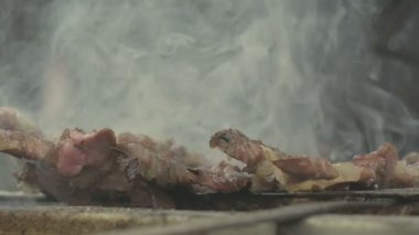 Barbeküde Kırmızı Et Pişiriyorum