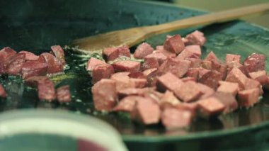 Tavada sosisle pişirilen parça.