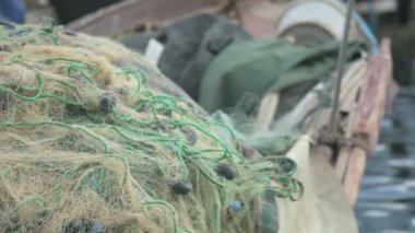 bir balıkçı teknesinde balık ağlarına