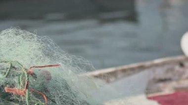 Teknede Balıkçı Ağları ve Arka planda Deniz