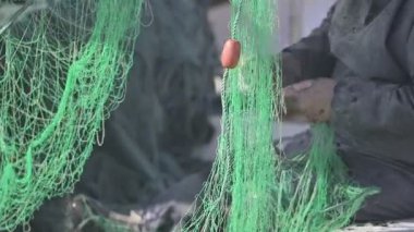 Balıkçı Av Ağı Hazırlıyor