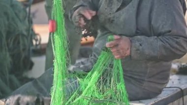 Balıkçı Av Ağı Hazırlıyor