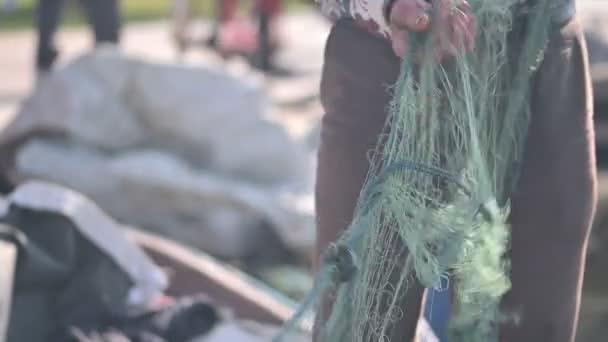 Рибалка Готує Сітки Полювання — стокове відео