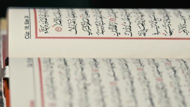 Din İslam Kitabı Kuran ve tespih boncukları.