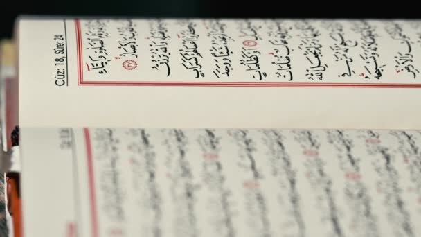Θρησκεία Βιβλίο Του Ισλάμ Κοράνι Και Ροζάριο Χάντρες — Αρχείο Βίντεο