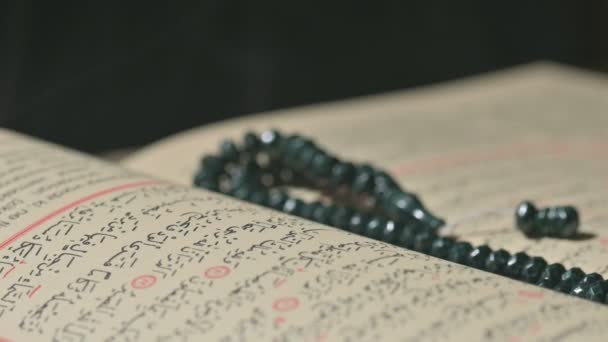 Religión Libro Del Islam Cuentas Del Corán Del Rosario — Vídeo de stock