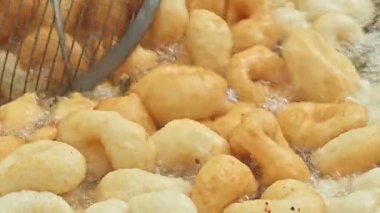 Türkiye 'de geleneksel lokma pişiren sokak aşçısı.