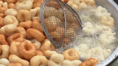 Türkiye 'de geleneksel lokma pişiren sokak aşçısı.