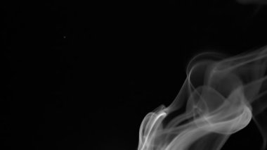 Kara Arkaplanda Duman Hareketi. Siyah Beyaz
