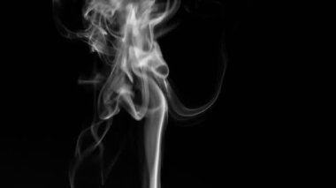 Siyah arkaplanda hareket eden beyaz duman bulutlarının dikey videosu