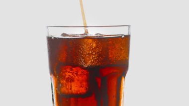 Bardakta içecek ve buz parçaları. İçeriden Hava Kabarcıkları Yükseliyor
