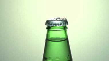 Bardakta soda şişesi. İçeriden Hava Kabarcıkları Yükseliyor