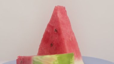 Kırmızı karpuz. Tabakta dilimler.