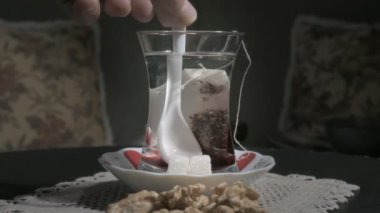 Masanın üzerinde bir bardak çay.