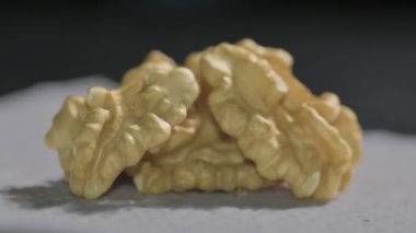 Beyaz Masadaki Ceviz Çekirdekleri