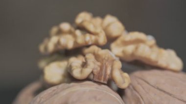 Kabuklu ceviz çekirdeklerinin üzerindeki çekirdekler