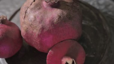 Turntable 'da olgun nar meyveleri.