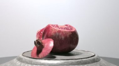 Turntable 'da olgun nar meyveleri.