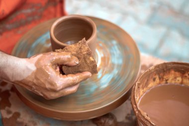 Usta atölyesinde Çömlek Yapıyor
