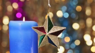 Dekoratif Mum ve Parlayan Arkaplanda Parlayan Yıldızlar