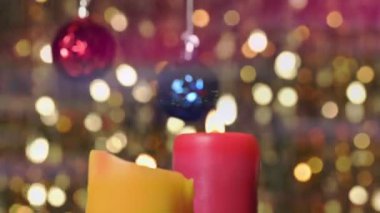 Roman Konseptinde Renkli Mumlar ve Parlak Arkaplan