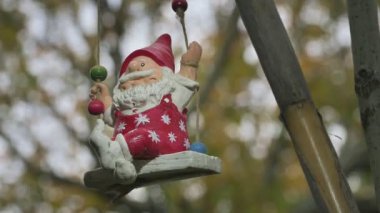 Oyuncak Noel Baba 'nın Modeli Doğada Bir Ağaçta Sallanıyor