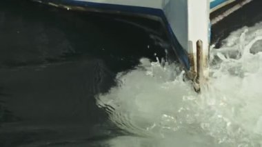 Limandaki küçük tekne pervanesi suları dolduruyor.