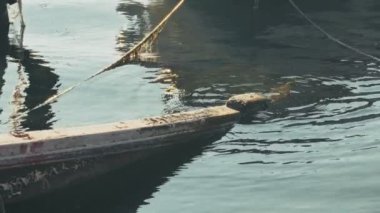 Limandaki Batık Tekne ve Sudaki Yansımalar