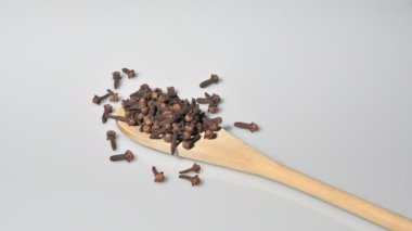 Tahta kaşıkta mis kokulu karanfil taneleri