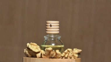 Turntable 'da ceviz ezmesi ve bir şişe ceviz yağı.