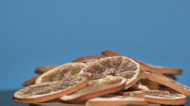 Turntable 'ın üstünde kurumuş portakal dilimleri