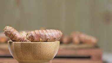 Kırsal Ahşap Kasede organik zerdeçal Kökleri