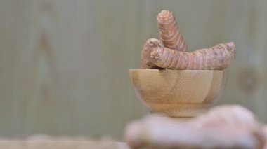 Kırsal Ahşap Kasede organik zerdeçal Kökleri
