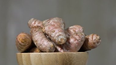 Kırsal Ahşap Kasede organik zerdeçal Kökleri