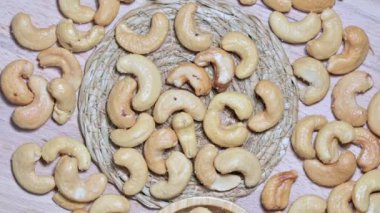 Pikabın üstünde kaju parçaları.