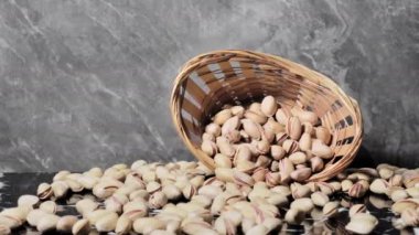 Pistachio Fıstık Taneleri Mermer zeminde