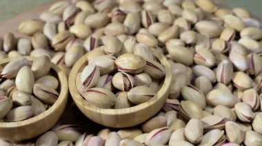 Dönen ahşap zeminde yer fıstığı taneleri