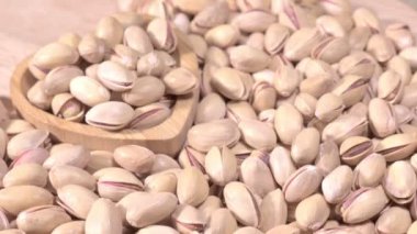 Dönen ahşap zeminde yer fıstığı taneleri