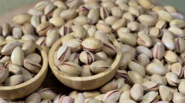 Dönen ahşap zeminde yer fıstığı taneleri