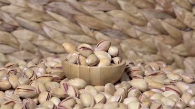 Dönen ahşap zeminde yer fıstığı taneleri