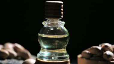 Turntable 'da kurutulmuş karanfil taneleri ve bir şişe karanfil yağı.