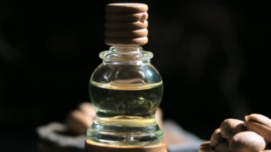 Turntable 'da kurutulmuş karanfil taneleri ve bir şişe karanfil yağı.