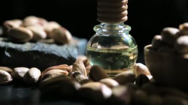 Turntable 'da kurutulmuş karanfil taneleri ve bir şişe karanfil yağı.