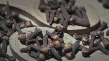 Turntable 'da kurutulmuş karanfil taneleri