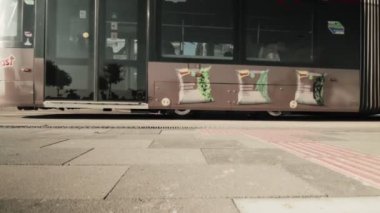 Türkiye İzmir 25 Ocak 2025 Tramvay ve Yolcular Durakta