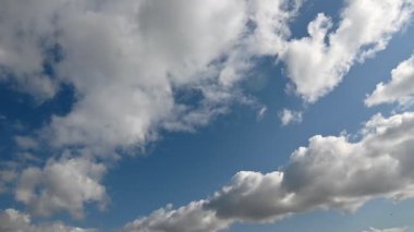 Mavi Gökteki Hızlı Hareketli Beyaz Bulutlar