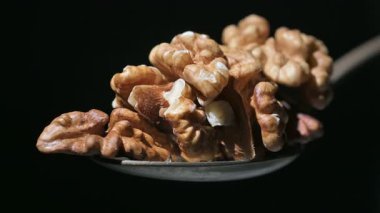 Dönen kaşıkta ceviz parçaları