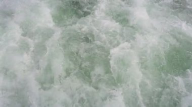 Geminin kıç tarafından türbülans suyuna bak.